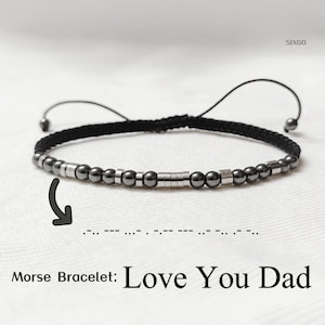 Könnte beinhalten: Schwarzes Perlenarmband mit silbernen Perlen, die "LOVE YOU DAD" in Morsecode buchstabieren.