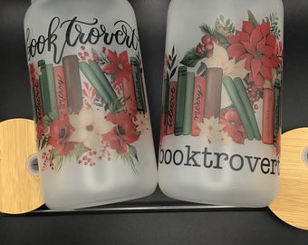 Christmas Booktrovert Frosted Glass Tumbler | weihnachtliches Trinkgefäß | Glas mit Bambusdeckel und Strohhalm