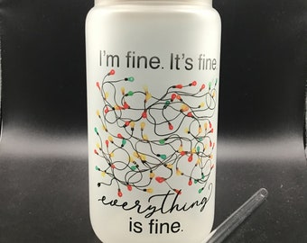 I‘m Fine. It‘s Fine. Everything is Fine. Frosted Glass Tumbler | weihnachtliches Trinkgefäß | Glas mit Bambusdeckel und Strohhalm