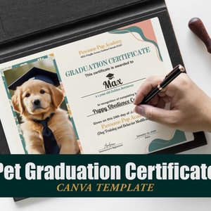 Könnte beinhalten: Ein Abschlusszertifikat für einen Hund namens Max, einen 1-jährigen Golden Retriever, von der Pawsome Pup Academy. Das Zertifikat hat einen hellrosa und grünen Hintergrund mit einem Foto von Max, der einen Abschluss-Hut und eine Krawatte trägt. Der Text "GRADUATION CERTIFICATE" ist in fetter, dunkelgrüner Schrift.