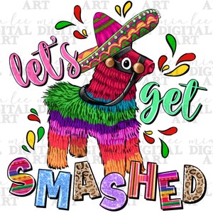 Puede incluir: Una colorida piñata con forma de burro que lleva un sombrero. La piñata tiene un diseño festivo con rayas verdes, moradas, rosas, naranjas y rojas. El texto "Let's get smashed" está escrito en una fuente colorida debajo de la piñata.