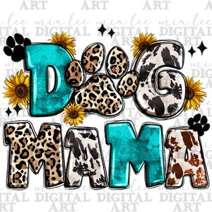 Op de afbeelding: Een turquoiseblauw grafisch ontwerp met de woorden "Dog Mama" in een vet lettertype. De letters zijn versierd met een luipaardprint, een koeienprint en zonnebloemaccenten.