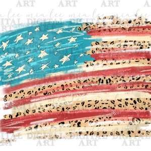 Könnte beinhalten: Eine amerikanische Flagge im Aquarellstil mit einem Leopardenmuster. Die Flagge ist in Rot-, Weiß- und Blautönen mit einem Used-Look bemalt.
