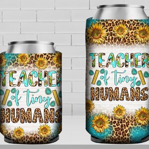 Puede incluir: Un enfriador de latas marrón y tostado con estampado de leopardo y girasoles. El texto "Teacher of tiny humans" está impreso en el enfriador en azul y blanco.
