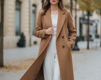 Abrigo de mujer color marrón camel: corte entallado, estilo clásico y moderno.