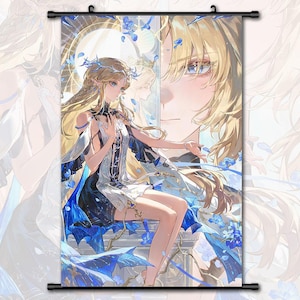 Puede incluir: Un rollo de pared de estilo anime con un personaje rubio de ojos azules y una corona floral. La obra de arte muestra una ilustración detallada con tonos blancos, negros y azules. El personaje está sentado, con una expresión serena, rodeado de elementos florales.