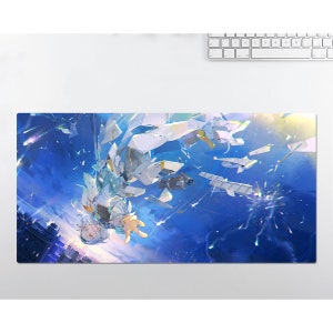 Może przedstawiać: Cyfrowa ilustracja osoby spadającej w powietrzu, otoczonej rozbitymi częściami białego i niebieskiego robota. Tło to błękitne niebo z białymi chmurami i panoramą miasta w oddali.