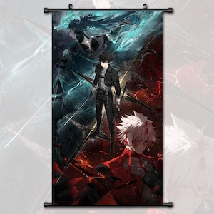 Puede incluir: Un rollo de pared con tres personajes de un anime o manga. Los personajes son una mujer con cabello azul, un hombre con cabello negro y un hombre con cabello blanco. La mujer lleva un atuendo azul y negro, el hombre con cabello negro lleva un atuendo negro y el hombre con cabello blanco lleva un atuendo rojo. El fondo es un diseño abstracto oscuro con una mezcla de colores azul, rojo y negro.