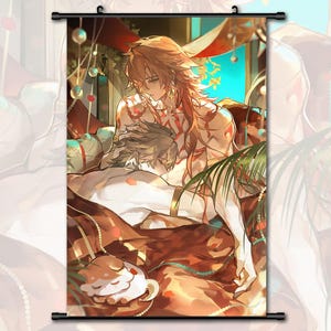 以下が含まれることがあります： 二人の男性がロマンチックに抱き合っているアニメスタイルのイラストが描かれたウォールスクロール。このアートワークは、長い髪や装飾的な要素、リラックスした雰囲気など、暖色系の色を使用しています。