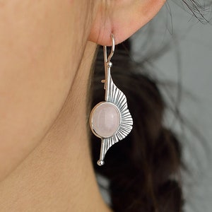 Pendientes de cuarzo rosa con parte trasera plana en plata de ley 925. Pendientes colgantes con ondas. Joyas personalizadas. Regalo único para cumpleaños y aniversario.