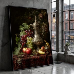 Może przedstawiać: Oprawiony obraz martwej natury przedstawiający srebrny dzban, winogrona, jabłka i banany na wzorzystej czerwonej tkaninie. Dzieło ma ciemne tło z elementami kwiatowymi, we wnętrzu.