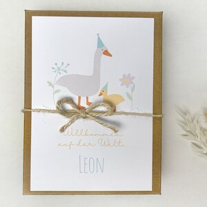 Geschenkbox zur Geburt personalisiert mit Namen des Babys aus Kraftkarton, Motiv: Willkommen auf der Welt mit Gans und Küken, Pastellfarben