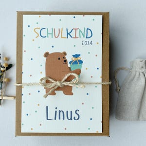 Geschenkverpackung zur Einschulung, Box mit Deckel aus Kraftkarton, Karte für ersten Schultag & Erstklässler mit Bär und Schultüte gepunktet
