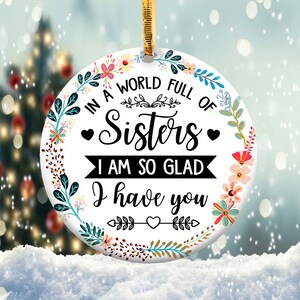 En un mundo lleno de hermanas Adorno Png, Adorno navideño redondo, Descarga instantánea PNG, Descargas de diseños de sublimación de adornos navideños