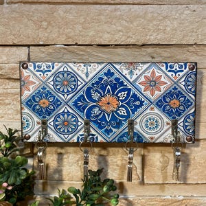 ポルトガル風アズレージョキーラック、壁掛け用ブルータイルキーホルダー、地中海風インテリア、タオルハンガー、パッチワーク新築祝いギフト