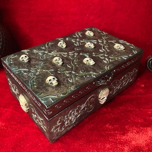 Skull jewelry box, Gothic storage box, Tarot card box, Trinket box, Gift for Her, Gifts for goth