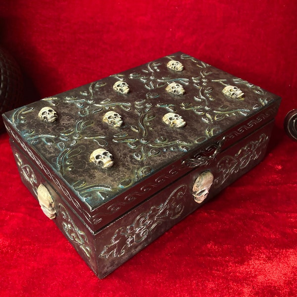 Skull jewelry box, Gothic storage box, Tarot card box, Trinket box, Gift for Her, Gifts for goth