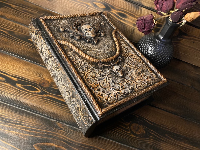 Grimoire Treasure Skull Book Box 11cm