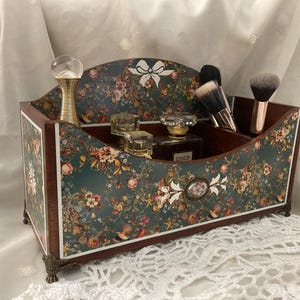 Makeup Organizer with floral design, Makeup Brush Stand, Elegant and functional cosmetic holder for vanity, Perfect Makeup Gift for her