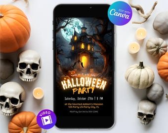Puede incluir: Un smartphone muestra una invitación a una fiesta de Halloween con una ilustración de una casa embrujada. El teléfono está rodeado de calabazas, calaveras y velas. El texto de la invitación dice "Join us if you dare" y "Halloween Party".