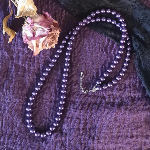 Collier en perles de 80cm. Collier en perles de verre teinté violet, Collier en perle violet, collier baroque, collier perles renaissance .