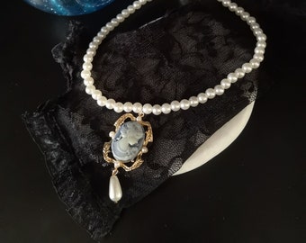Choker necklace in faux pearly pearls and its cameo. Pearly white imitation pearl necklace, pearl and cameo necklace.