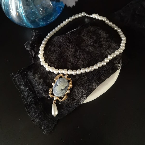 Choker necklace in faux pearly pearls and its cameo. Pearly white imitation pearl necklace, pearl and cameo necklace.
