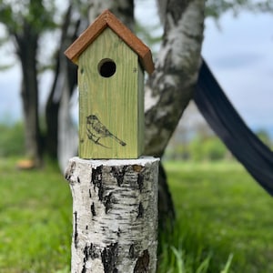 Handgefertigtes Vogelhaus aus Holz | Nistkasten für Gartenvögel | Vogelhaus für draußen | Rustikale Gartendekoration