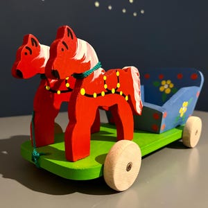 Wooden Horse Cart Toy – Hand-Painted Folk Style – Traditional Pull Toy – Scandinavian Dala Horse Style – Eco-Friendly Wooden Toy for Kids