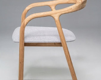 Set aus 2 Eichenholz-Esszimmerstühlen – schwarzer Samtbezug, stapelbar, Naturholz, skandinavischer Loft-Stil, Japandi-Stil, Massivholzstühle