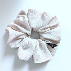 Beiger Scrunchie aus leichtem Crêpe – Luftig, edel & haarschonend | Sommerliches Haar-Accessoire | Handmade in Deutschland
