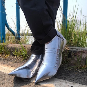 Medieval Knight Pointed Sabatons – Handmade Steel Armor Shoes for LARP, Cosplay & Reenactment&quot;