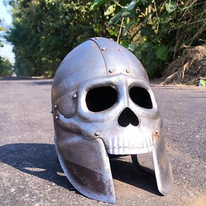 Mittelalterlicher Schädel Gesicht Wikinger Helm | Fantasy Krieger LARP Helm | Skelett Cosplay Rüstung | Handgemachter Stahlhelm für Halloween