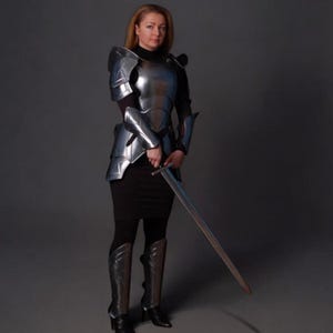 Middeleeuws pantser van gepolijst staal – Queen of the War vrouwelijk cosplaykuras, fantasie LARP-borstplaat