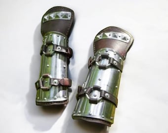 Mittelalterliche Armschienen aus Stahl mit Lederriemen | LARP & Cosplay Handgelenksschutz | Renaissance Schaukampf-Panzerhandschuhe