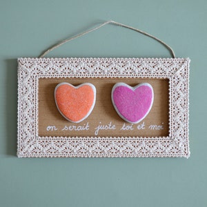 Cadre carton et dentelle 2 galets cœurs pailletés