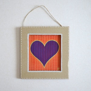 Cadre carton peint cœur violet sur fond orange