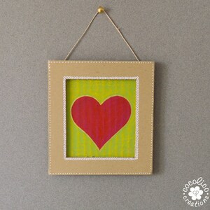Cadre carton peint cœur rouge sur fond vert