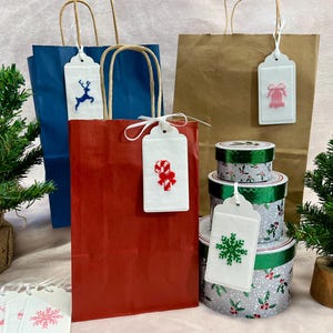 Etiquettes cadeaux de Noël. Lot de 5 étiquettes brodées à la main. Pack d'étiquettes cadeaux de Noël faites main