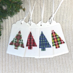 Etiquettes cadeaux de Noël. Lot de 4 étiquettes brodées à la main représentant des arbres de Noël à carreaux. Pack d'étiquettes cadeaux faites main, motif tartan