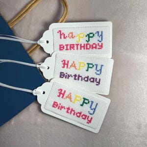 Étiquettes cadeaux d'anniversaire. Étiquettes brodées à la main finies. Marque-page de journal indésirable. Étiquettes de joyeux anniversaire faites à la main.