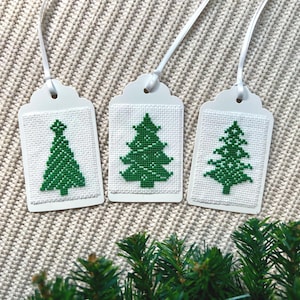 Etiquettes cadeaux de Noël. Lot de 3 étiquettes d'arbres de Noël brodées à la main. Pack d'étiquettes cadeaux de Noël faites main