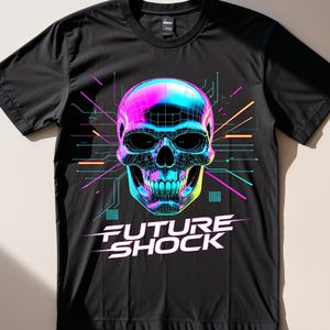 Op de afbeelding: Zwart t-shirt met een neon schedel ontwerp. De schedel is weergegeven in een rasterpatroon met roze, blauwe en gele verlopen. De tekst "FUTURE SHOCK" staat eronder in het wit. Het ontwerp is gecentreerd.