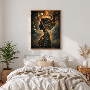 Puede incluir: Una impresión artística enmarcada con un diseño celestial. La obra representa la silueta de una mujer con cabello ondeante, adornada con estrellas y fases lunares. La paleta de colores incluye tonos dorados, marrones y azules, creando un tema cósmico.