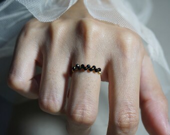Handgefertigter Obsidian-Ring, 14K Gold minimalistischer schwarzer Heiledelstein-Ring, zierlicher Ring, stapelbarer Versprechensring für Frauen, Weihnachtsgeschenk für Sie