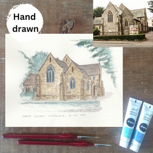 以下が含まれることがあります： 石造りのファサードとアーチ型の窓を持つ教会の建物の手描き水彩画。絵は「CHRIST CHURCH WESTBOURNE. 23 MAY 1998」というタイトルです。
