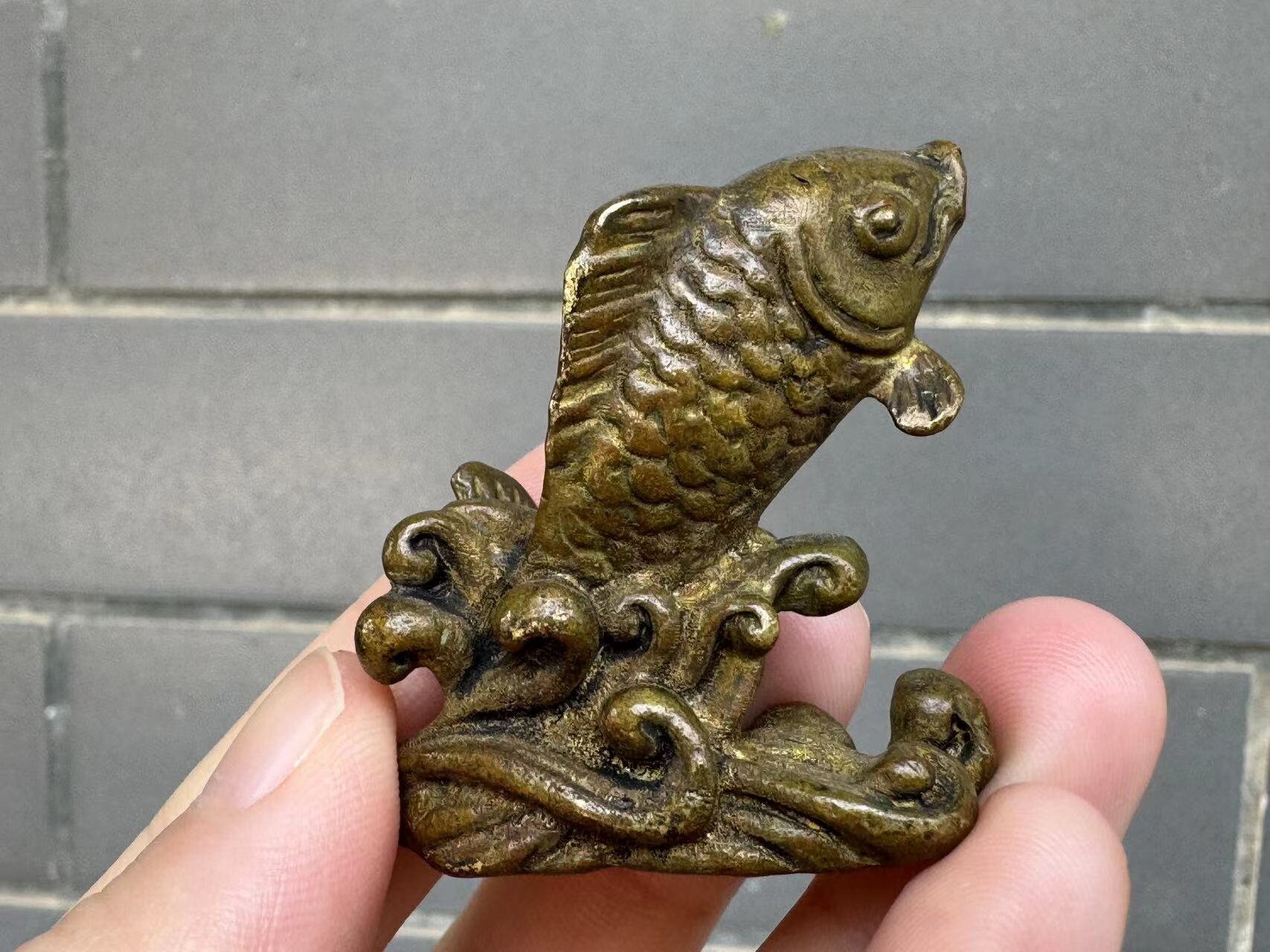 銅製の魚の彫刻 風水の装飾 小さな装飾品 真鍮製のミニチュア魚の像 