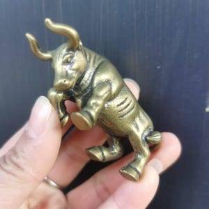 Mini Copper Wall Street Bull Statue Sculpture ,Copper Ox Statuette Figurine Modern Home Decor Office Lucky Feng Shui Ornament Decor Crafts .