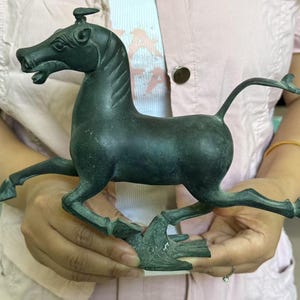 Only one Copper Flying Horse Sculpture Ornaments Fengshui Office Decoration Animal lucky success wealth home Decor Crafts zodiac horse gift