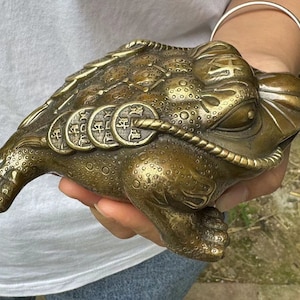 Wealth Golden Frog Toad Coin Fortune, Frog Feng Shui Toad Lucky Ornament,Three Legged Golden Toad Family Car Table Office Decor Gift DE02958